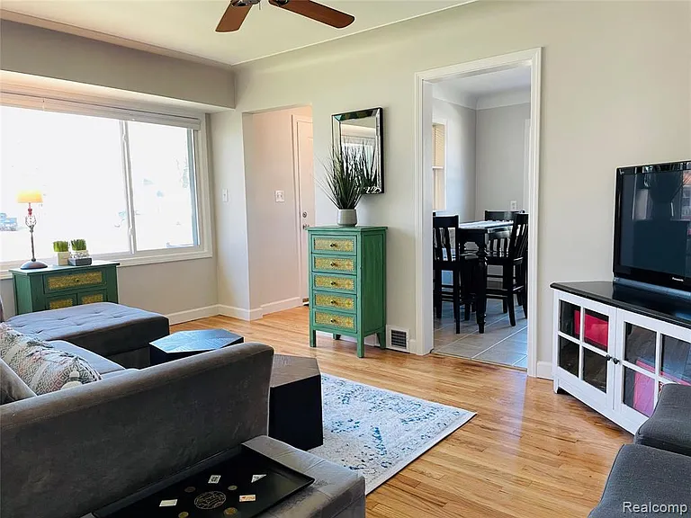 1040 E Maxlow Ave — Photo 3