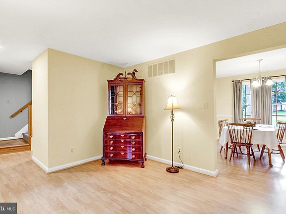 4th image of 405 Birchwood Manor Ln