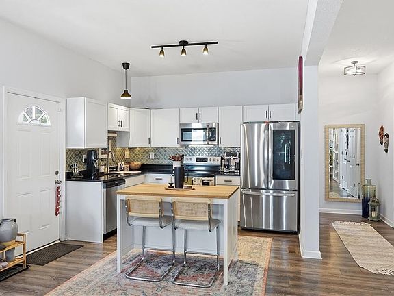 4th image of 245 W 31st St