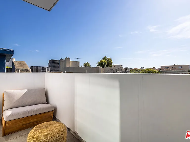 137 N Doheny Dr #4 — Photo 29
