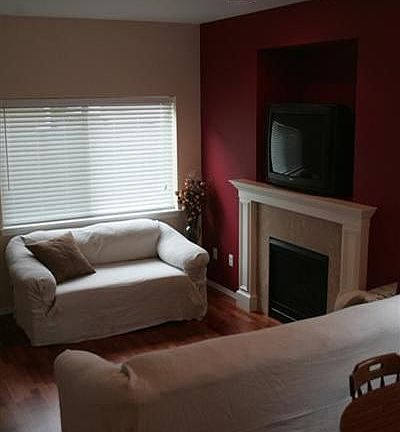 Living room w/gas fireplace