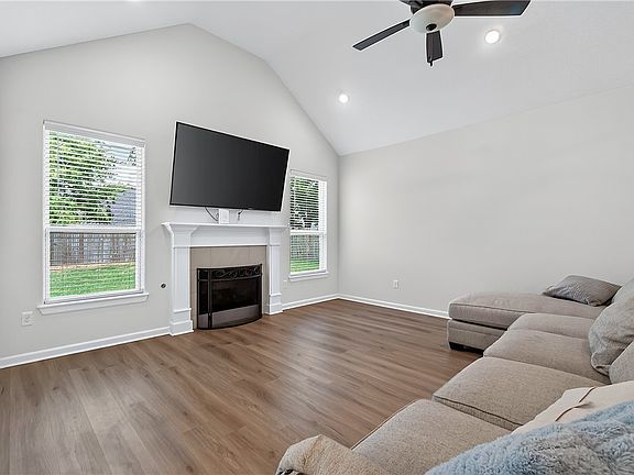 3rd image of 292 W Tyler Rd