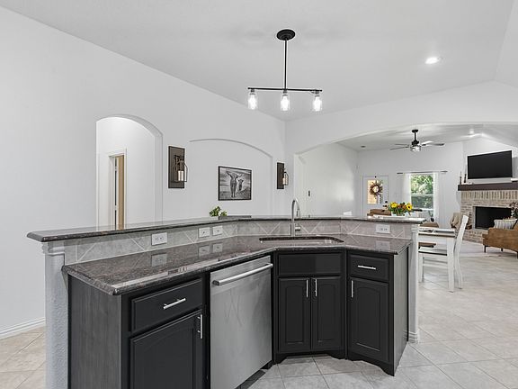 3rd image of 104 Candis Ct