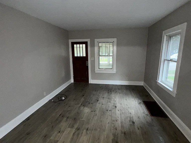 531 Saint Clair Ave — Photo 2
