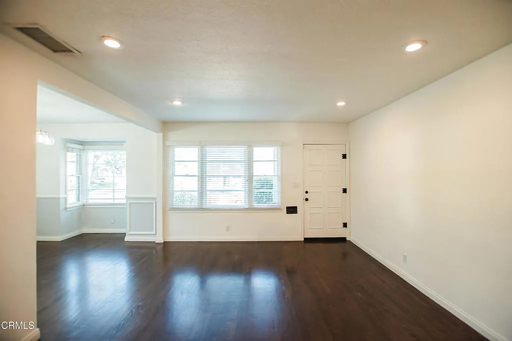3 bed, 2.0 bath, 1493 sqft, $5,000 — Photo 3