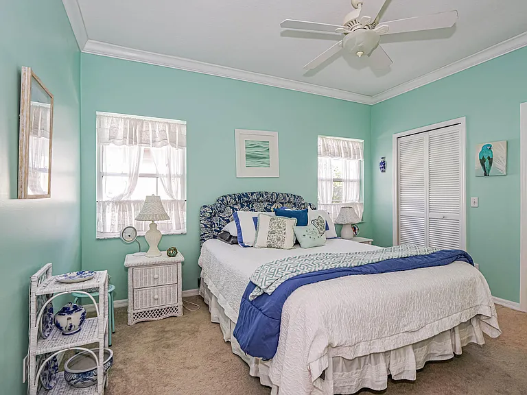 335 Hawthorne Ln — Photo 22