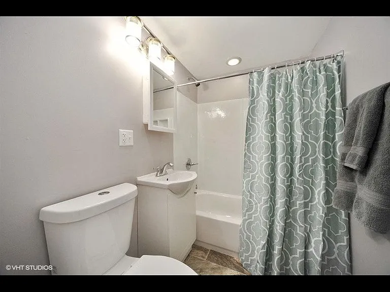 2710 W Fletcher St #1 — Photo 2