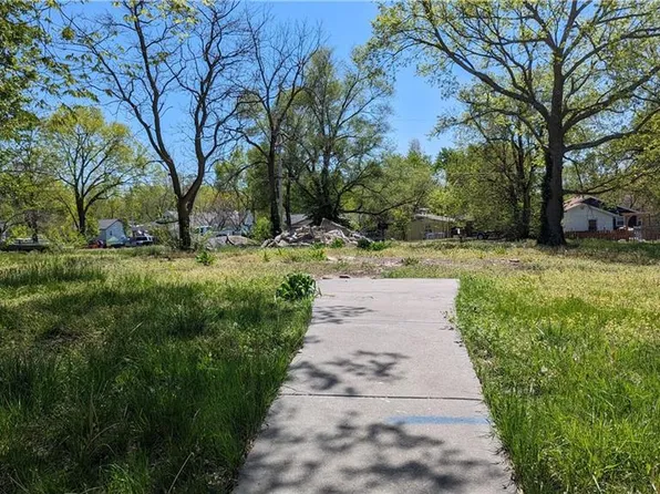 405 E Ottawa St, Paola, KS 66071