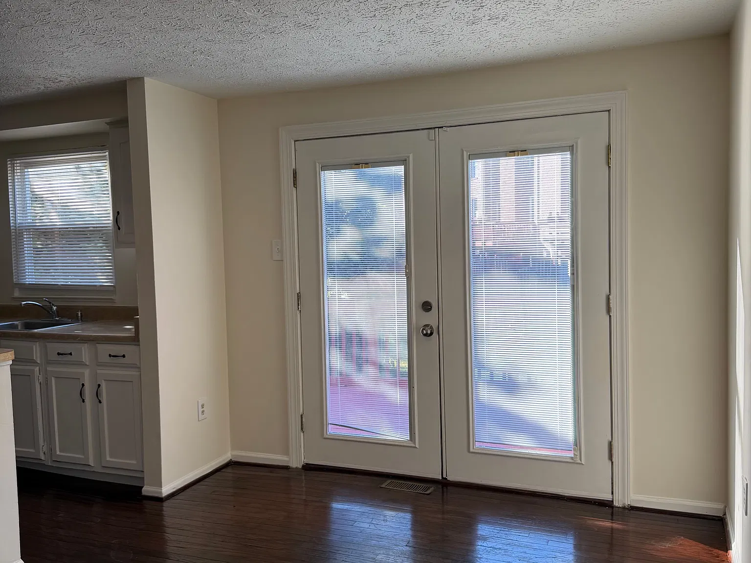 3 bed, 1400 sqft, $2,200 — Photo 4