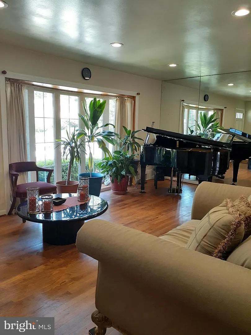 4 bed, 2.5 bath, 2300 sqft, $3,400 — Photo 3