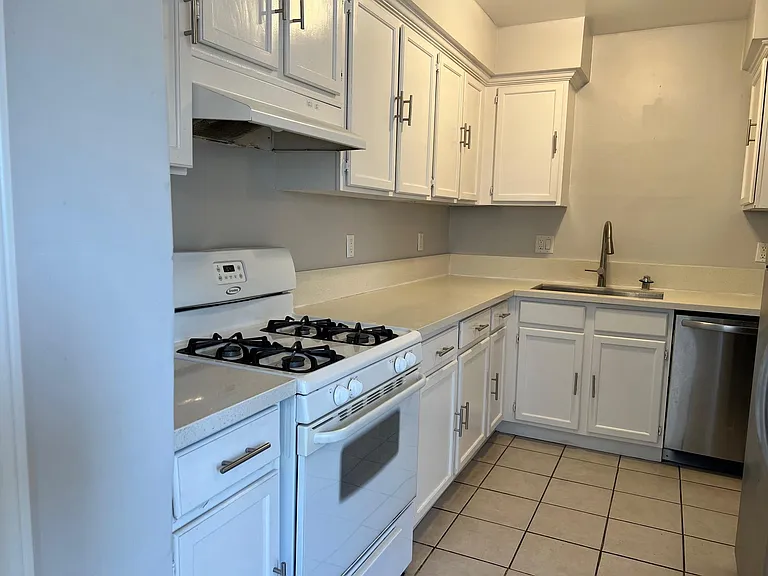1500 N Buena Vista St #B — Photo 21