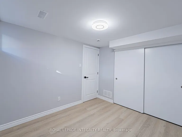 1746 Gage Cres #B — Photo 15