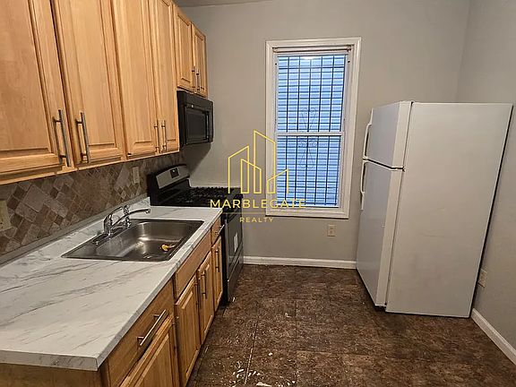 3rd image of 457 Hawthorne Ave #22