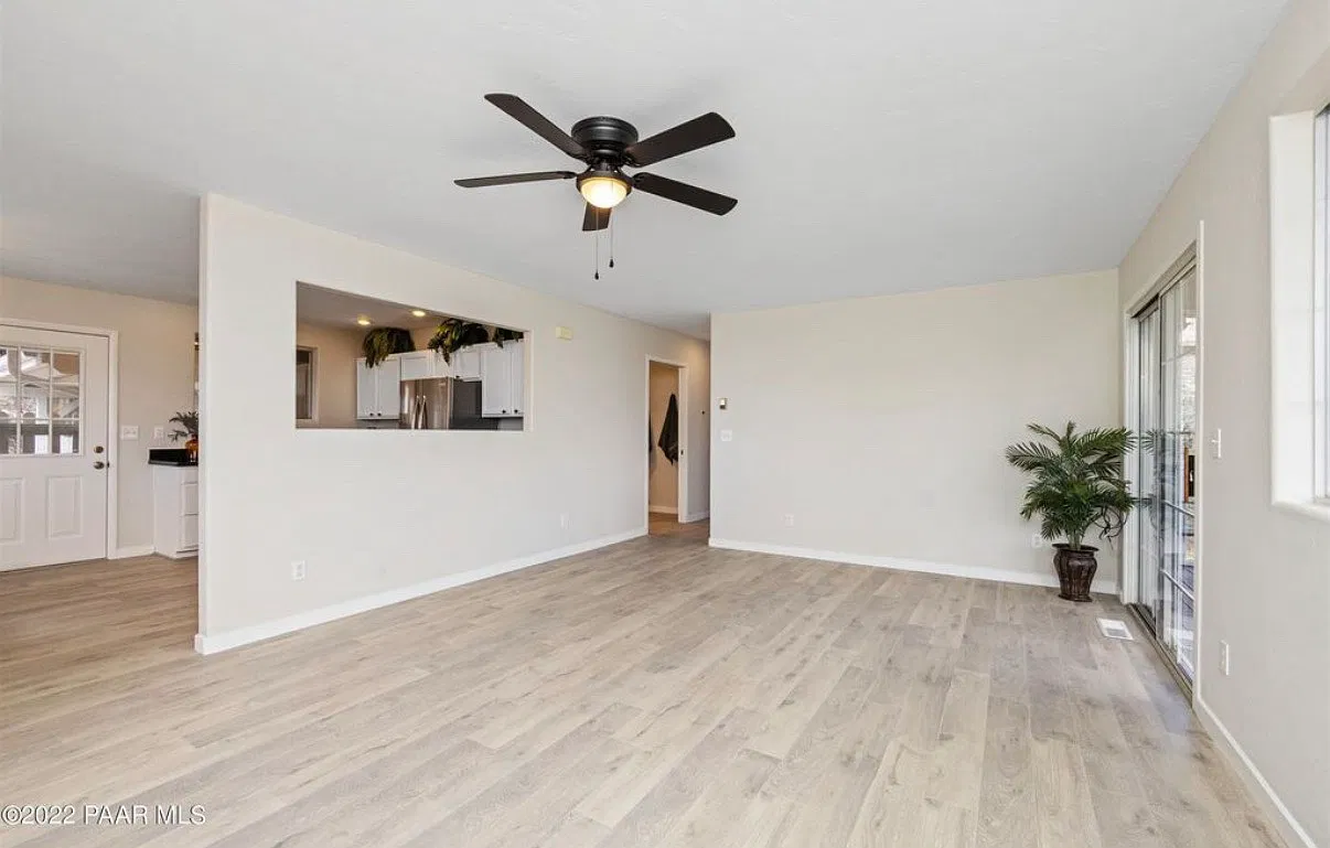 4700 E Julie Dr — Photo 2