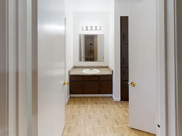 Creekwood Apartments — Photo 33