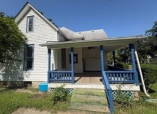 4th image of 909 W 10th St