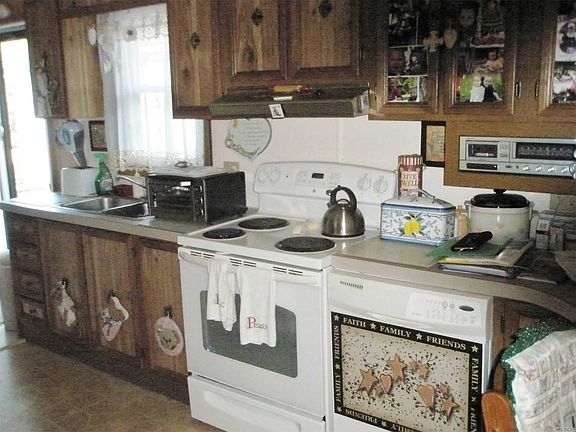 5th image of 94 Village Cir W