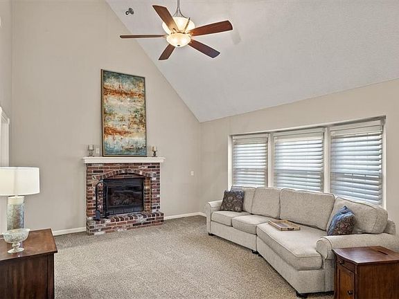 5th image of 300 NE Golden Gate Ct