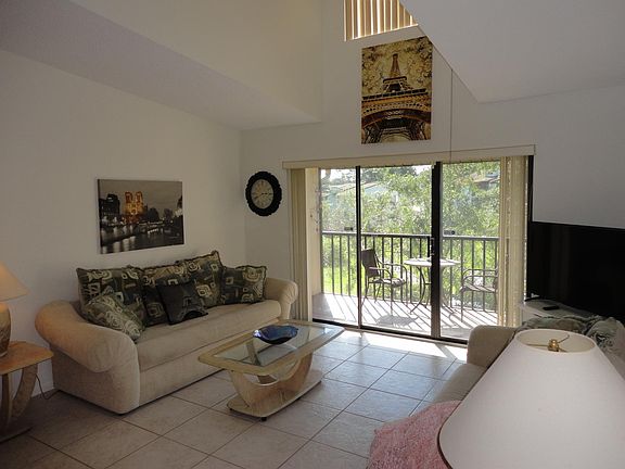 Living Room - Vaulted Ceilings, Atrium Window