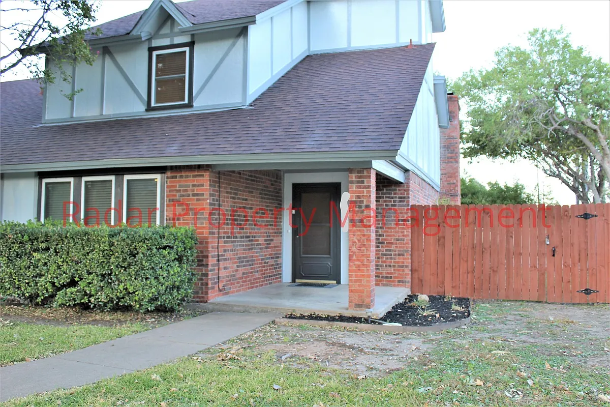 Building Photo - Lago Vista Dr
