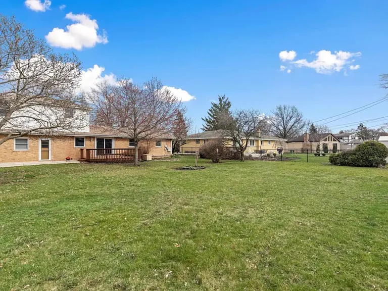 Springhill Dr — Photo 19