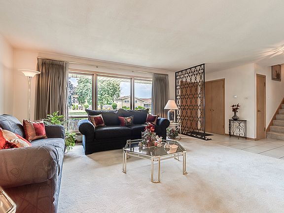 5th image of 10529 Lockwood Ave