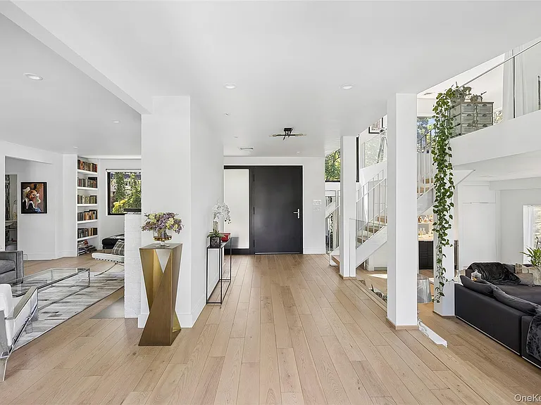 112 Huntington Rd — Photo 3