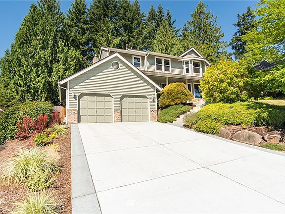 Lots of parking space on this newer driveway / 2 car garage