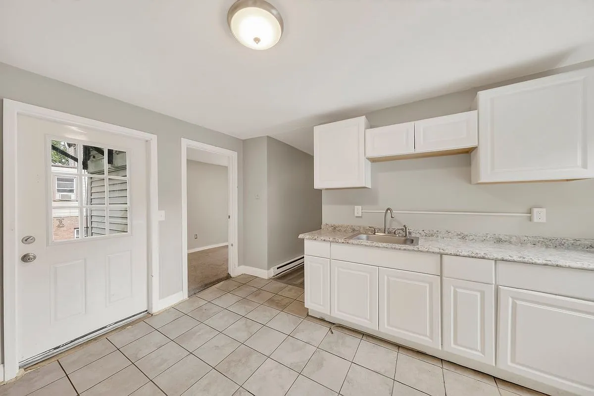 3 bed, 1.0 bath, 880 sqft, $1,800 — Photo 3