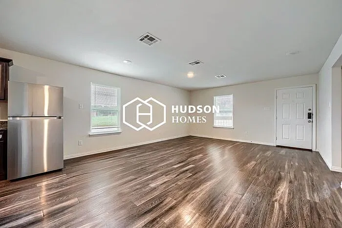 3 bed, 2.0 bath, 1090 sqft, $1,275 — Photo 4
