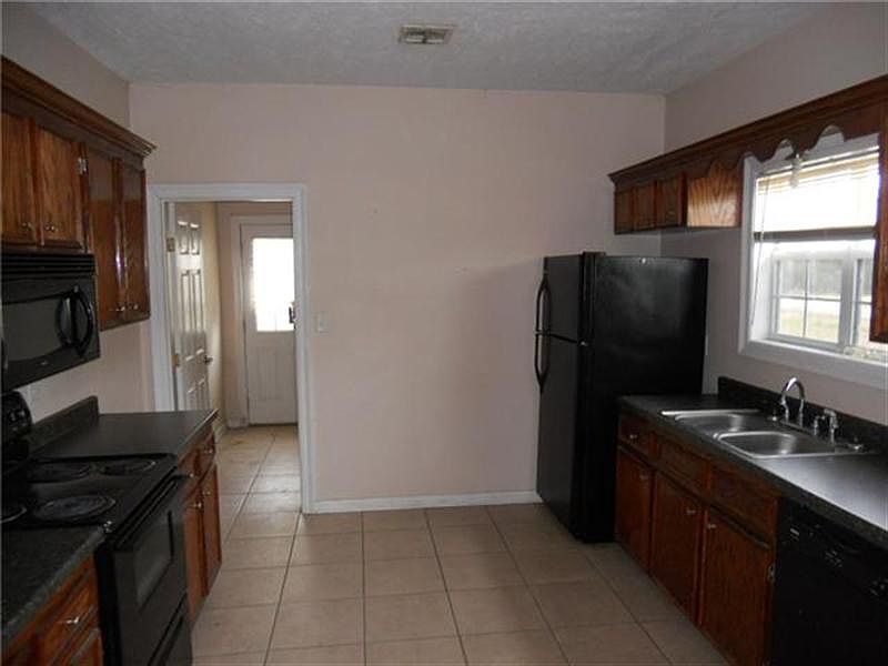 2nd image of 915 Travis Ln