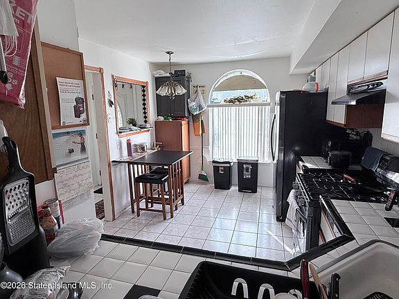 3rd image of 32 Adrianne Ln