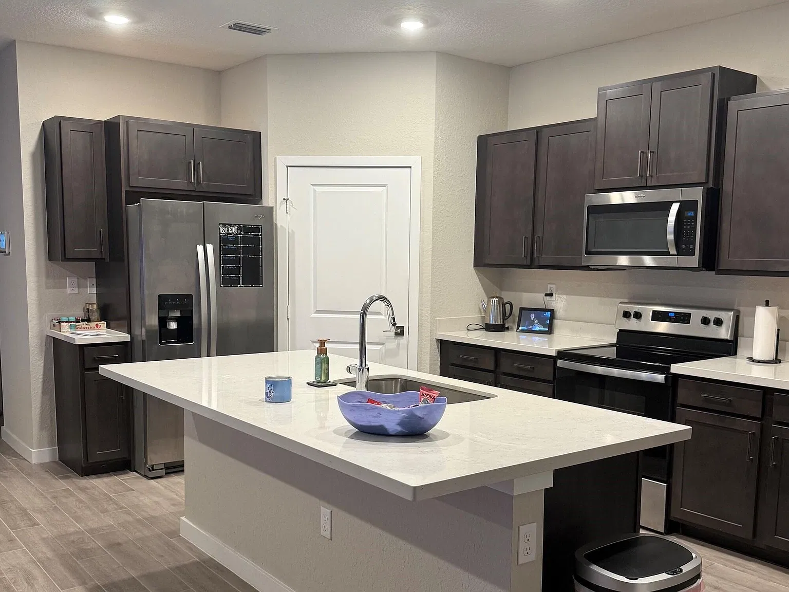 3 bed, 2.0 bath, 1808 sqft, $3,250 — Photo 3