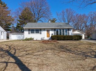 2204 Sigwalt St, Rolling Meadows, IL 60008