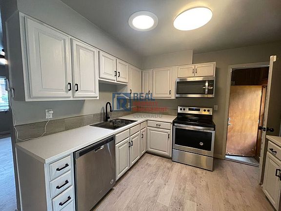 3rd image of 4409 Dewey Dr