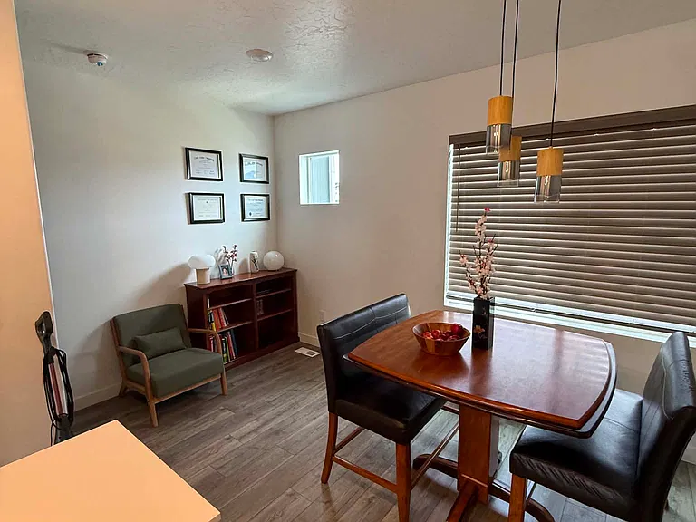 1073 E Waterway Ln — Photo 3