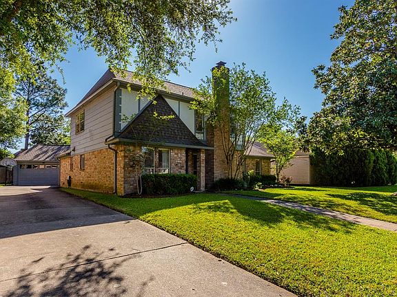 2nd image of 2215 Valley Manor Dr