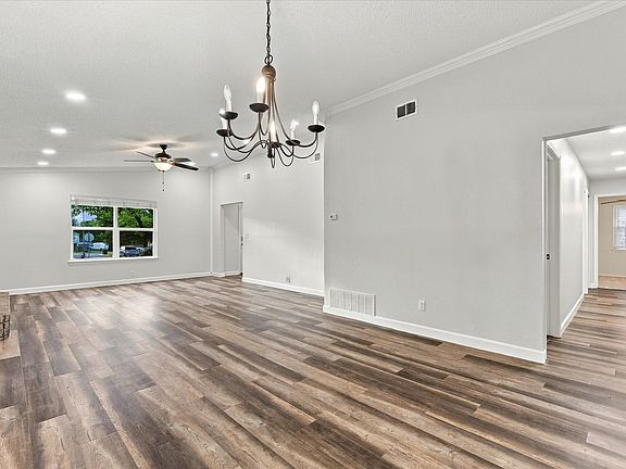 4th image of 4801 Crest Dr