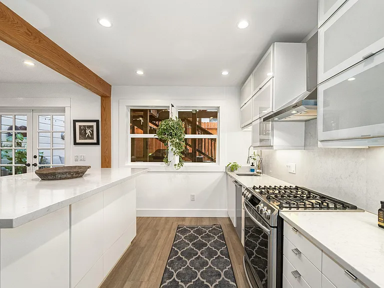 224 Lexington St — Photo 18