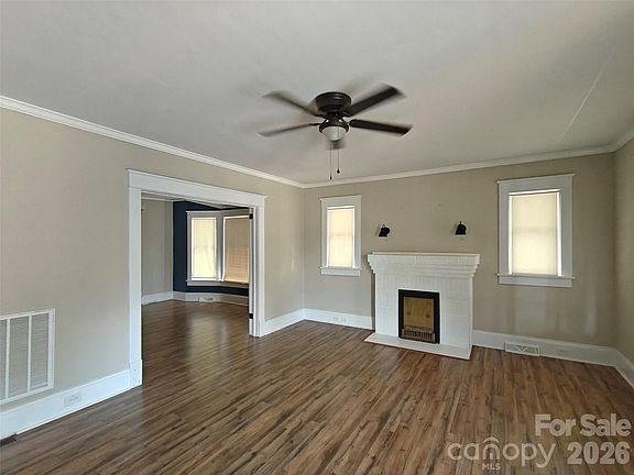4th image of 208 Heilig Ave