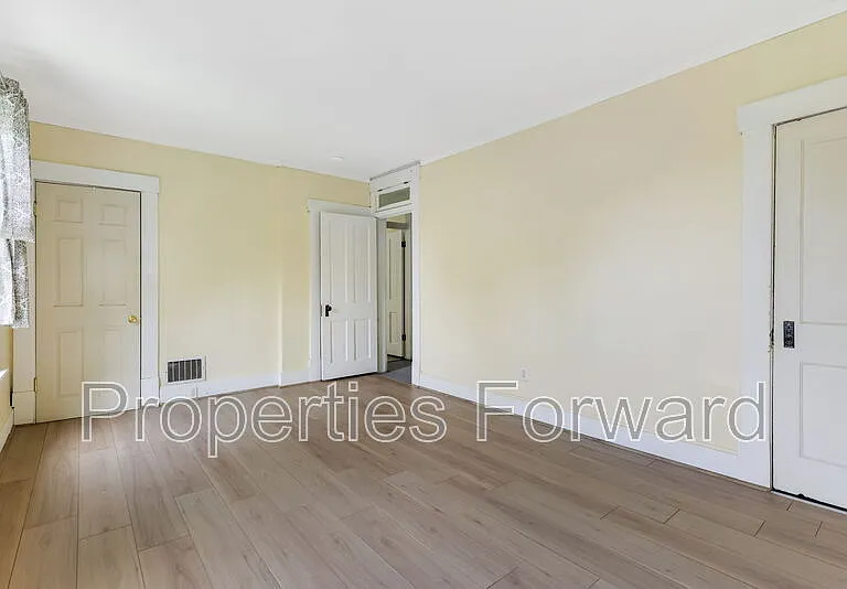 673 E Sycamore St — Photo 25