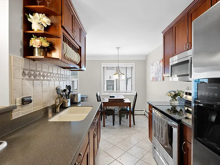 426 W Barry Ave #206 — Photo 5
