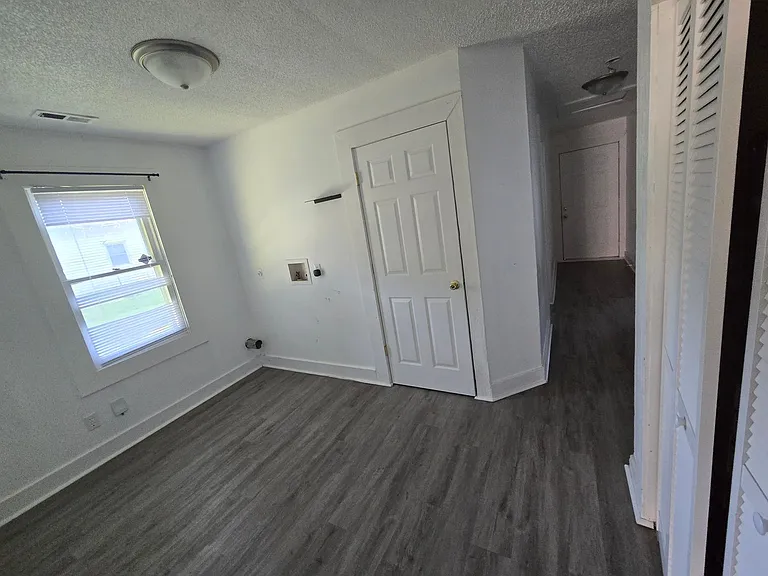 539 NE Lake St — Photo 6
