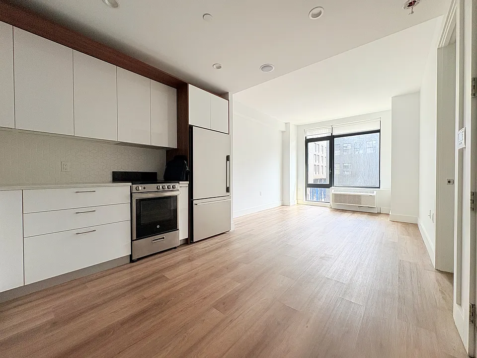 228 E 135th St #909