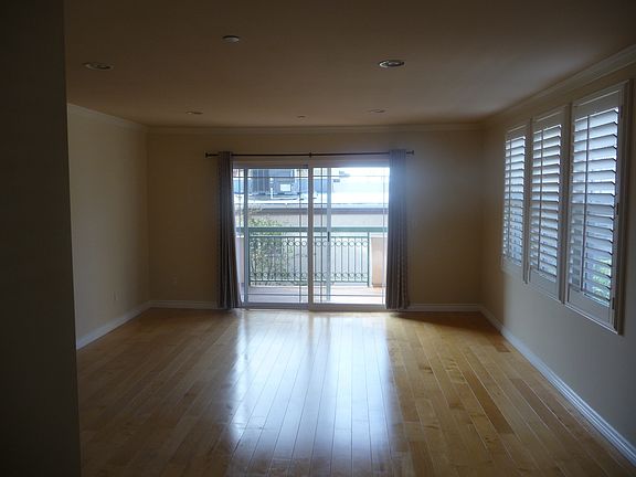 4th image of 531 N Louise St Unit 204