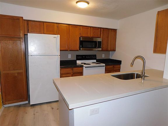5th image of 3900 Woodchase Dr #148