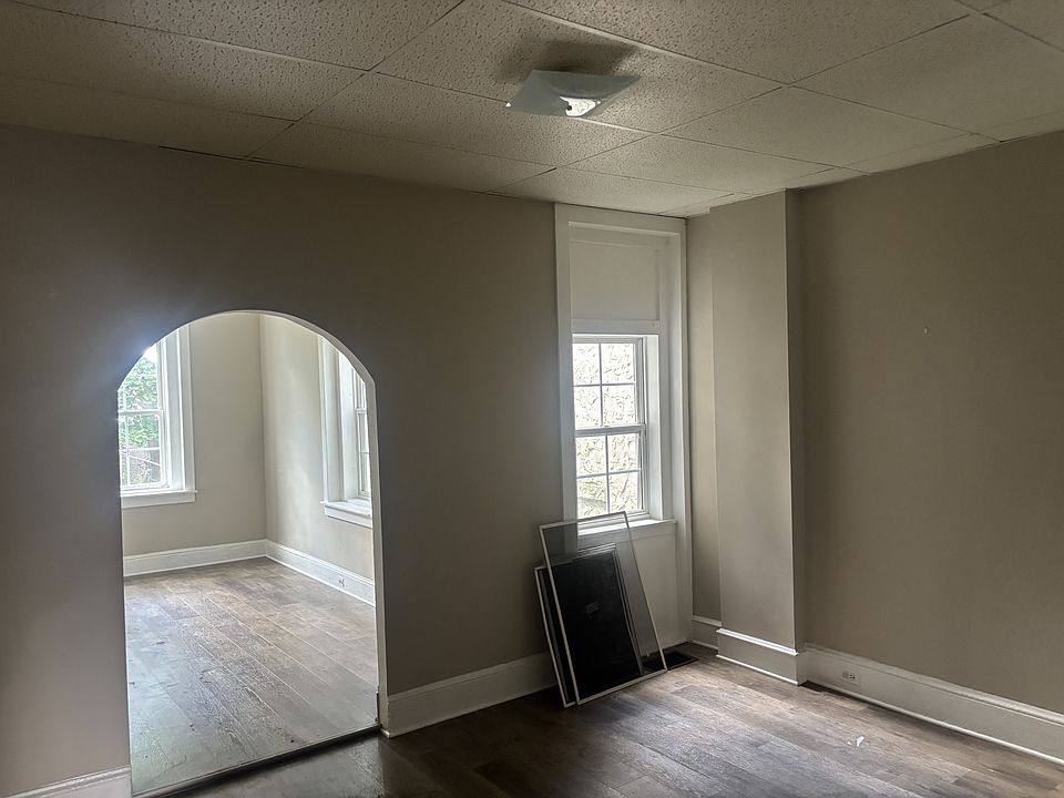 2nd image of 426 Hunter St