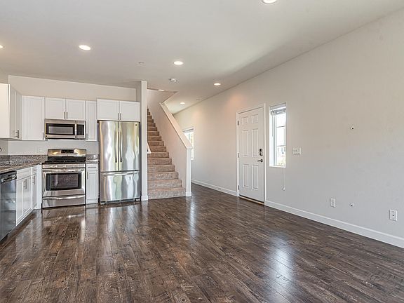 3rd image of 921 Humbert Ave