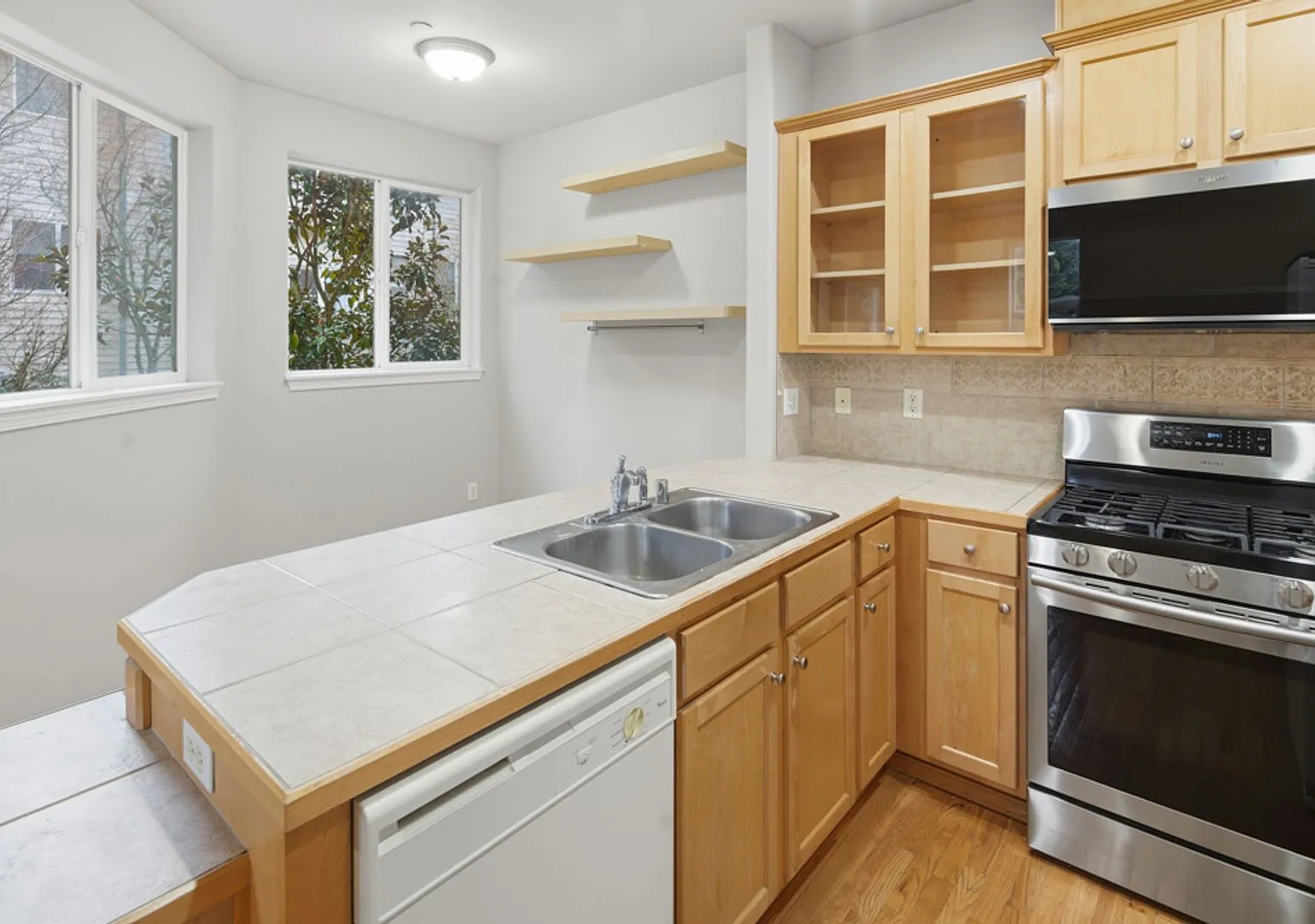 Modern Bellevue Townhome with Great Finishes — Photo 4