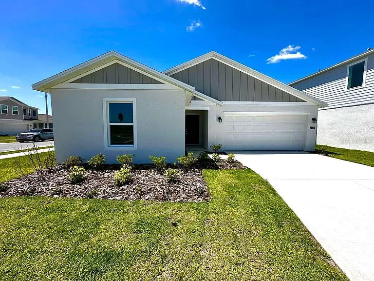 2102 Chris Dr — Photo 2